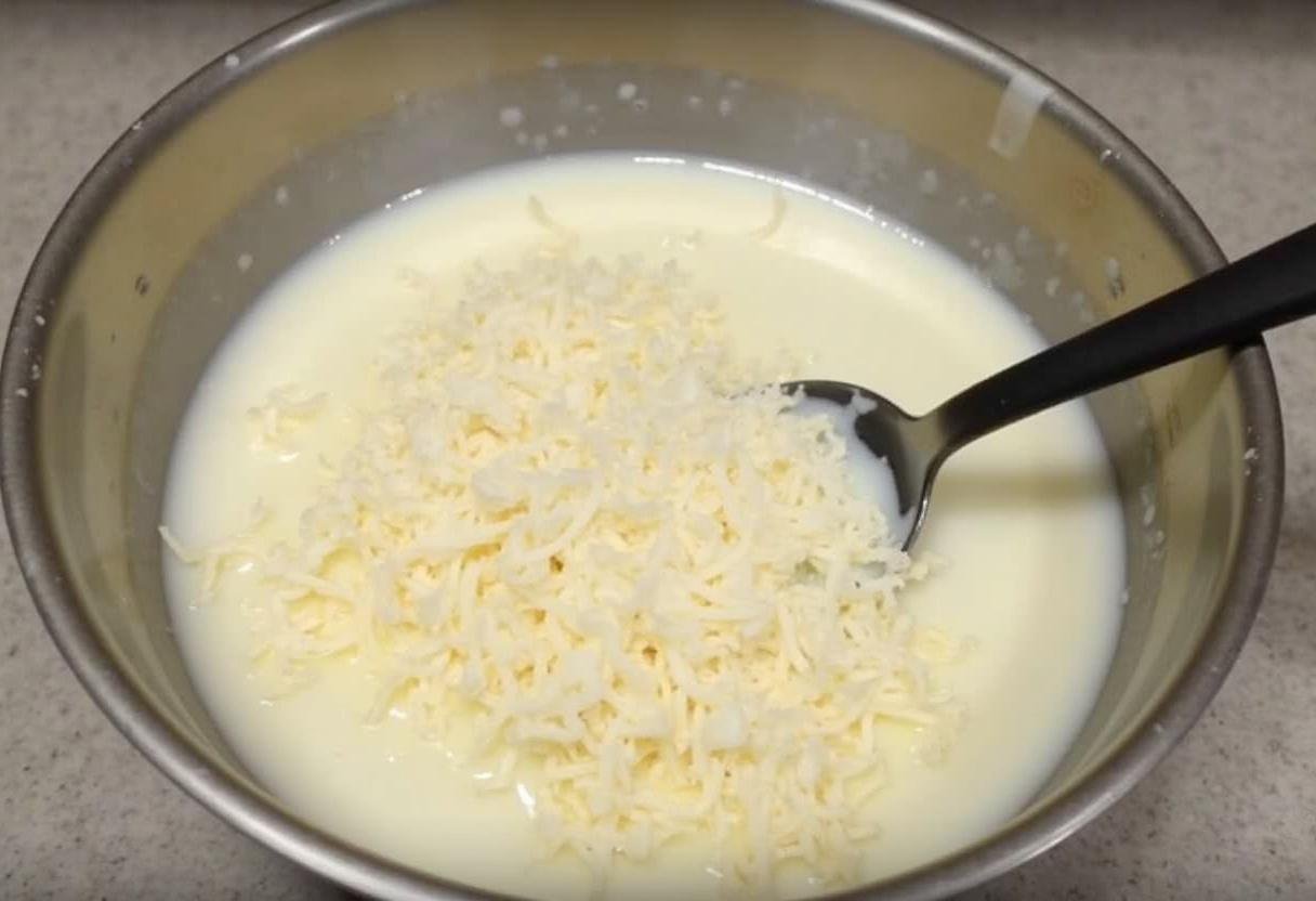 Adicionando coco ralado à mistura de beijinho