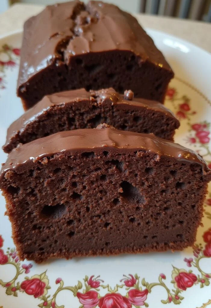 Bolo de Chocolate com Nozes acabado, exibido em um prato decorativo, ideal para qualquer ocasião.
