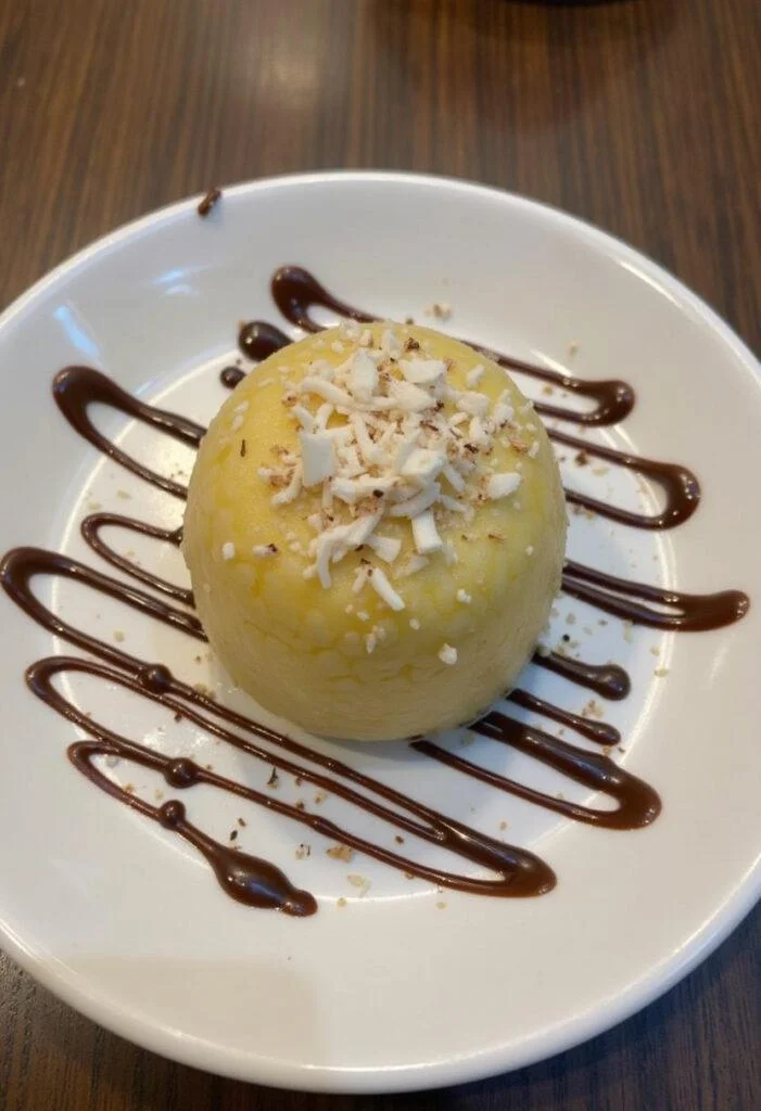 Tapioca Recheada com Doce de Leite decorada, ideal para servir.