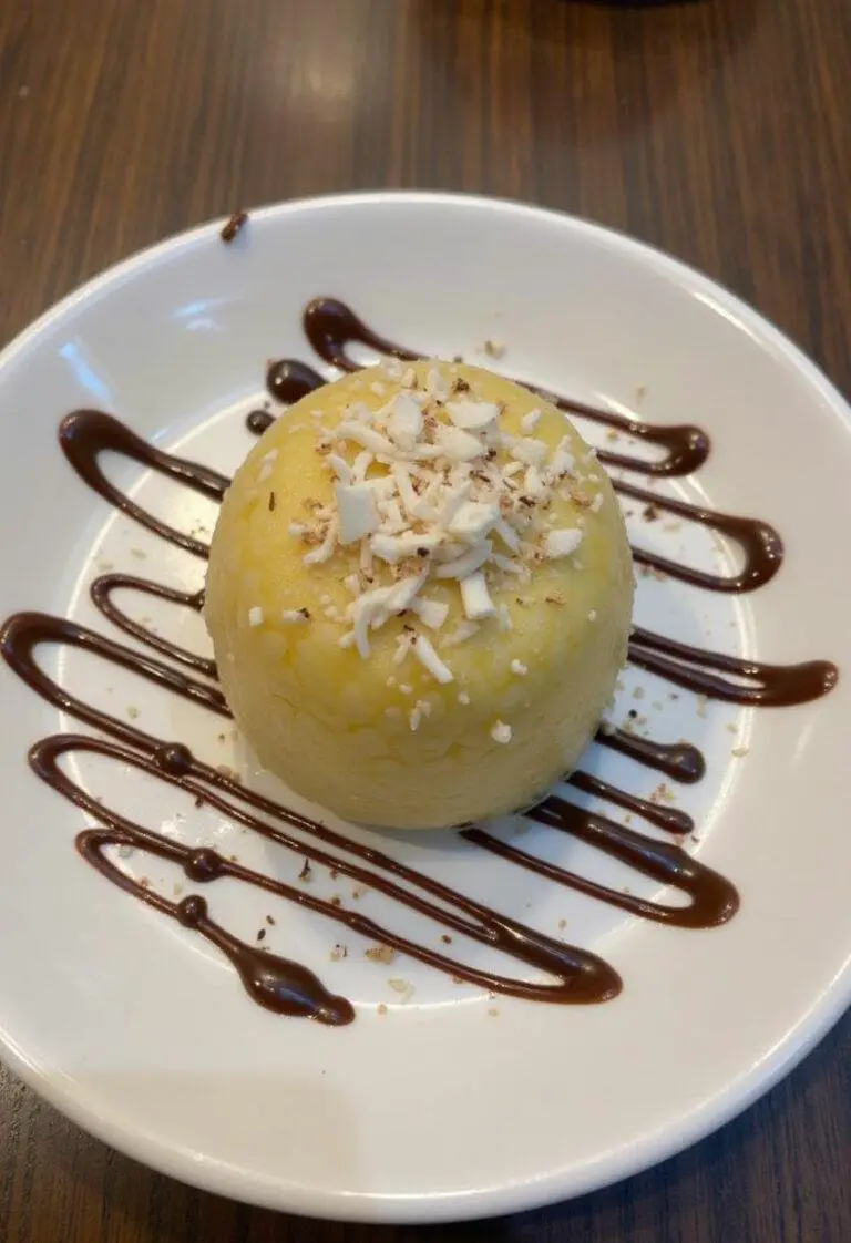 Tapioca Recheada com Doce de Leite decorada, ideal para servir.
