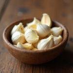 Dentes de alho descascados prontos para cozinhar, ideal para receitas com alho.