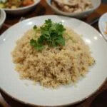 Prato de arroz de jasmin decorado, perfeito para uma refeição tailandesa.