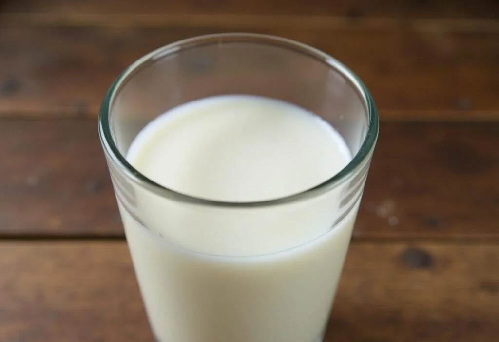 Leite pasteurizado pronto para consumo, demonstrando o que é leite pasteurizado.