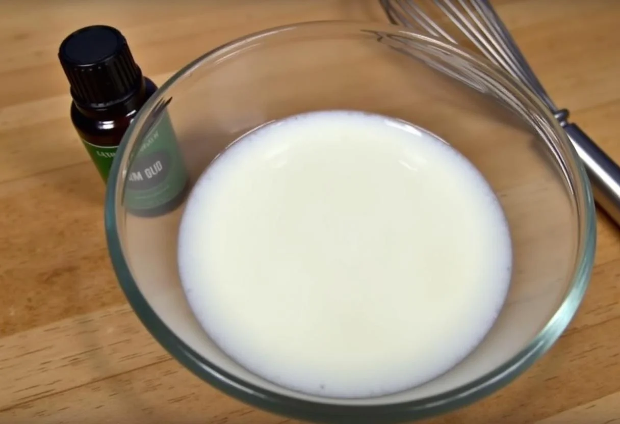 Leite de colônia em uma tigela de vidro, ideal para limpeza facial.