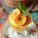 Mousse de polpa de maracujá congelada servida com folhas de hortelã, perfeita para sobremesa.